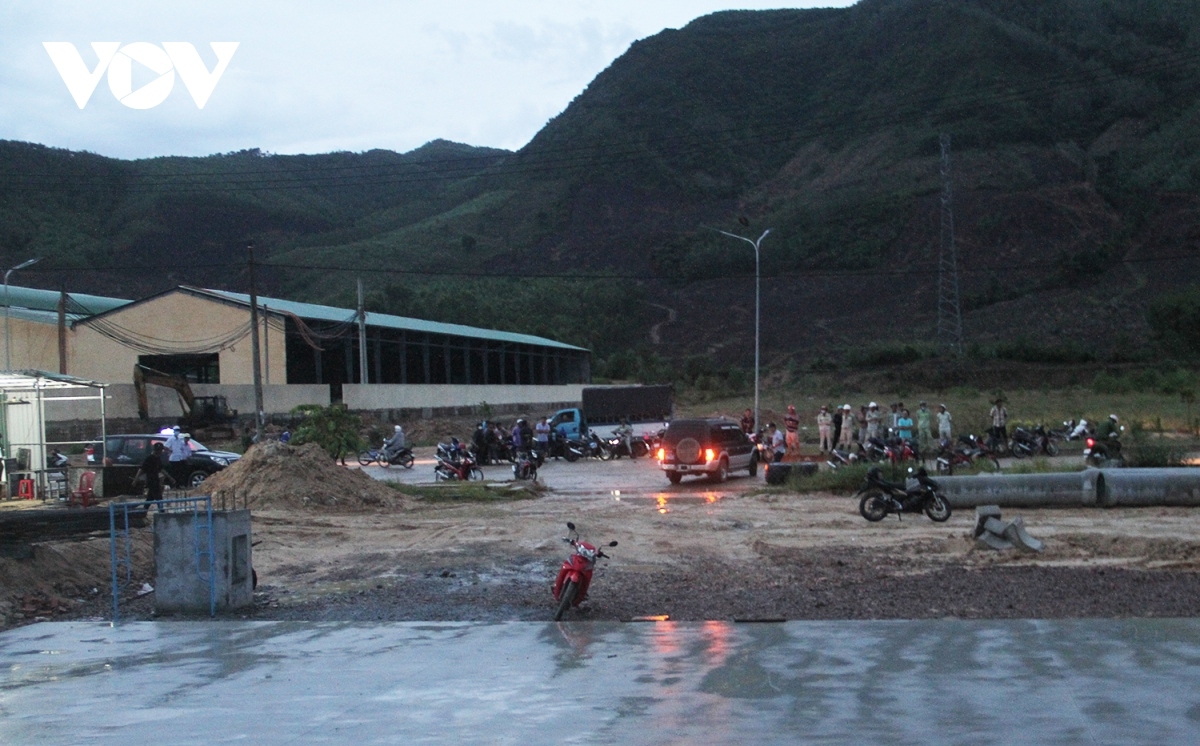 Factory wall collapses in central Vietnam, 11 buried in debris